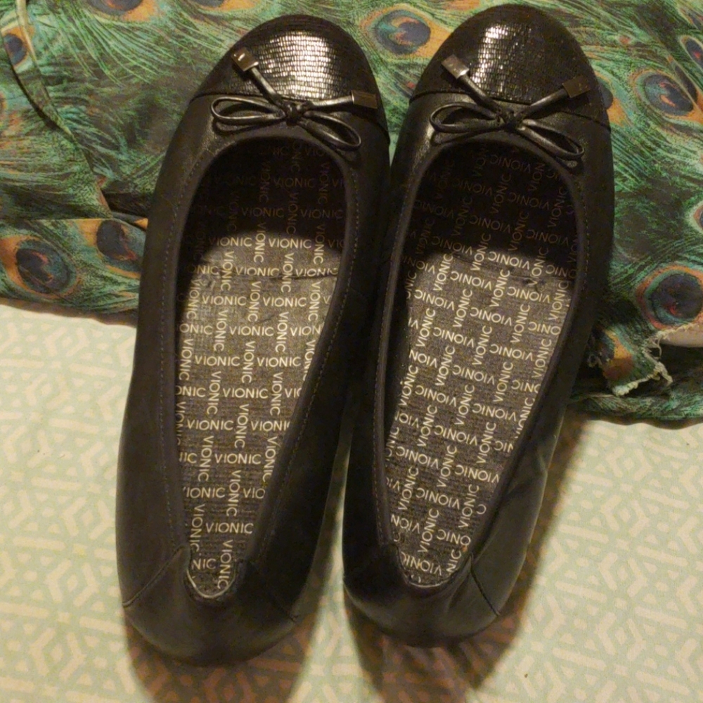 Vionic black flats